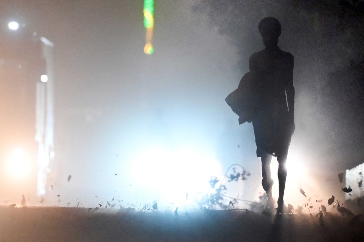 timesofindia's tweet photo. #InPics | Sudden dust storm hits in #Delhi, offering some relief from the intense heat.

📸 @Piyaltimes 

#DelhiRains https://t.co/eLrPt1UKpQ