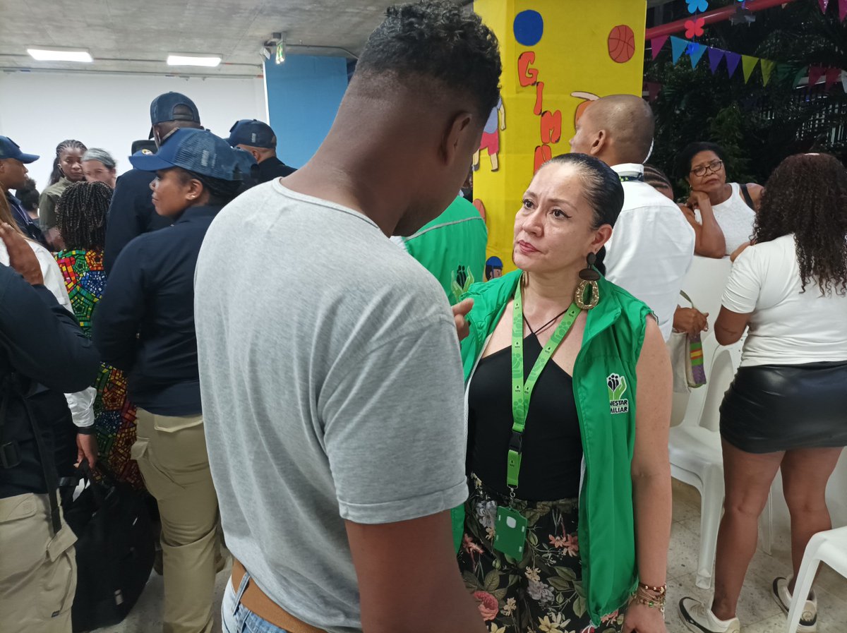 Acompañamos a la vicepresidenta <a href="/FranciaMarquezM/">Francia Márquez Mina</a> en su visita al barrio Los Lagos, en #Cali; escuchamos a las familias, sus necesidades, les presentamos la atención que brinda #BienestarFamiliar en esta comunidad y el compromiso de seguir protegiendo los derechos de la niñez.