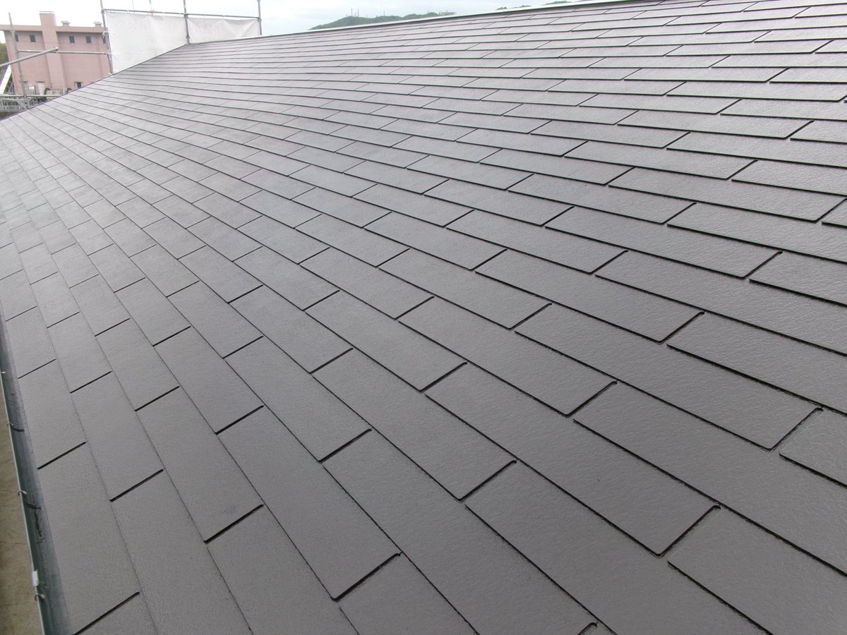 moritosou1's tweet image. 築25年、ノーメンテの屋根瓦。コケ・汚れが酷く、瓦も相当劣化していました。念入りな洗浄と下塗り＆中塗り＆上塗りでみごとにキレイに・・そして強靭な瓦へと生まれ変わりました。今後、風雨に耐え、塗膜性能を発揮する事を楽しみにしています。良い施工が出来て嬉しいです＾＾