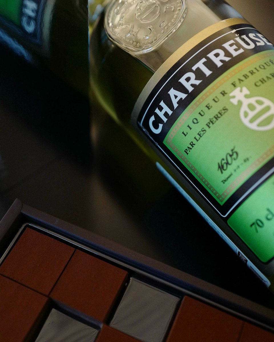 🌿 

쇼콜라디제이 시그니처 #샤르트뢰즈 파베 

샤르트뢰즈는 130여 종의 식물, 꽃, 허브의 혼합물로, 병 속에서 숙성이 진행되는 매력적인 리큐르이죠. 

2021년 프랑스 수도회에서 생산량을 제한하여 구하기 어려워진만큼 꼭 즐겨보시길 바랍니다. 

#쇼콜라디제이 #위스키봉봉 #생초콜릿 #파베