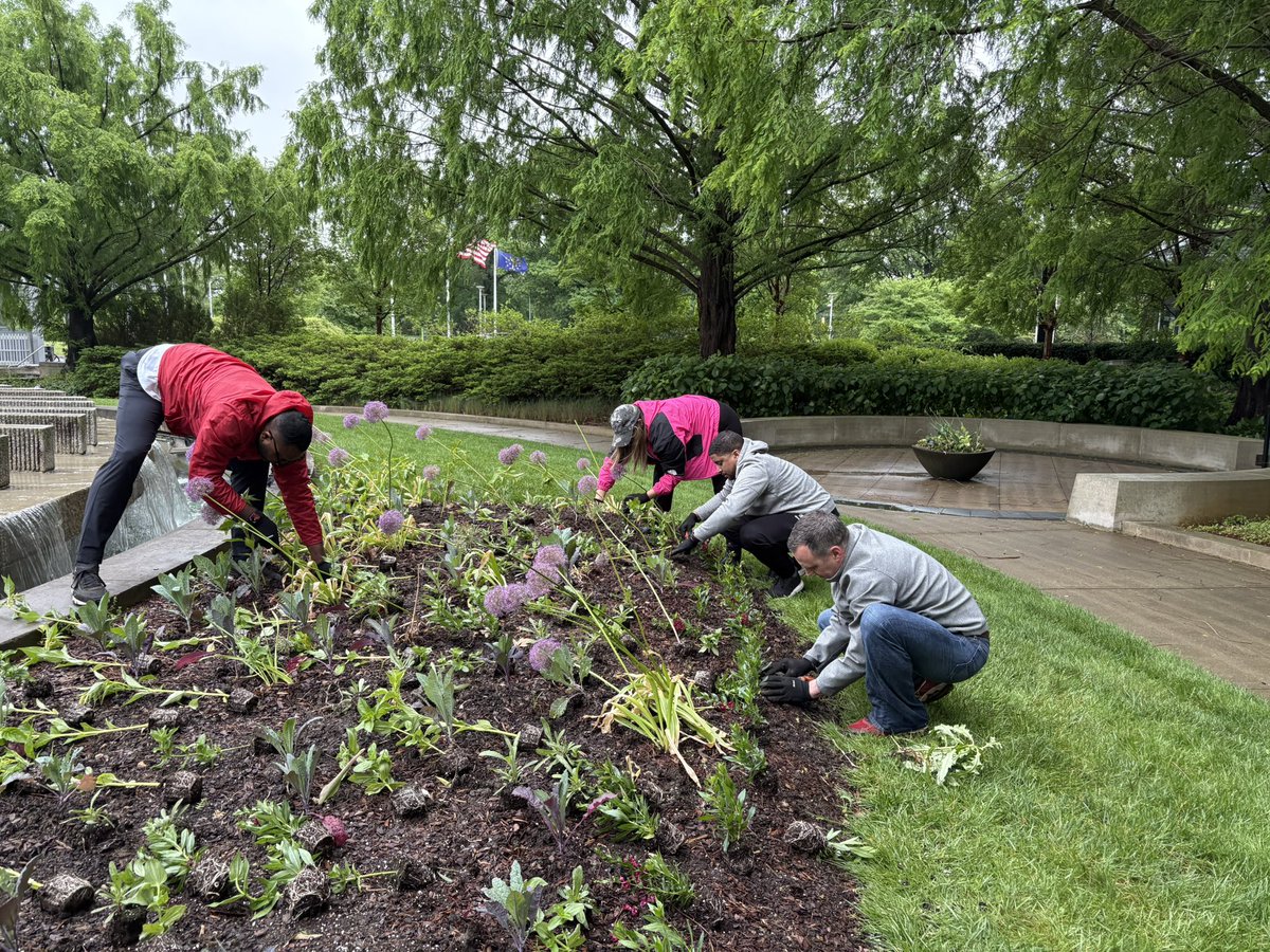What a rewarding day, yesterday was making #Indianapolis shine! #BofAVolunteers rolled up their sleeves for a spring cleaning at <a href="/NewfieldsToday/">Newfields</a> - helping create a cleaner, greener community. Proud of their dedication to service and  community impact! #CommunityImpact #Volunteer