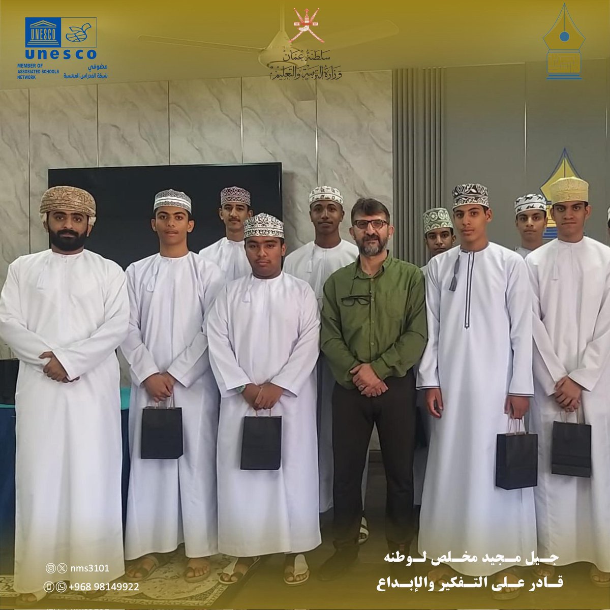 بهدف #تعزيز طلبة الصف الحادي عشر من المجيدين في المستوى التحصيلي والسلوك الحسن في مادة اللغة الإنجليزية قدم الأستاذ زكريا الضوياني لفتة طيبة بتكريمهم بحضور عدد من معلمي المادة.
#تعليمية_جنوب_الباطنة