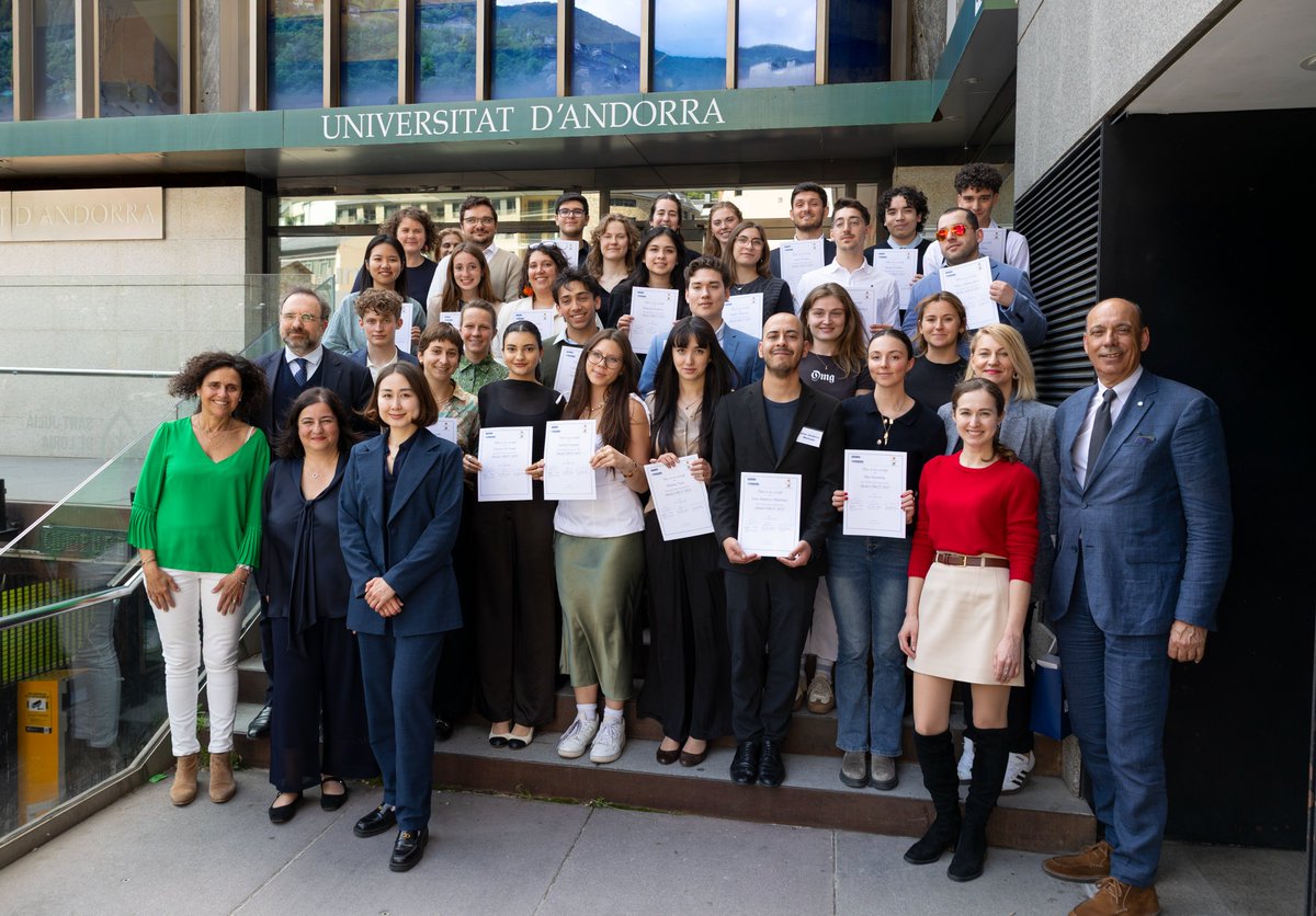 UdAndorra's tweet photo. 🎓 Avui hem tancat tres jornades intenses i enriquidores del Model OSCE a Andorra!
🔷 Els participants han valorat molt positivament l'experiència, destacant el seu caràcter constructiu i la gran oportunitat que ha representat per desenvolupar habilitats fonamentals per al futur. https://t.co/sfQ0SpX4dx