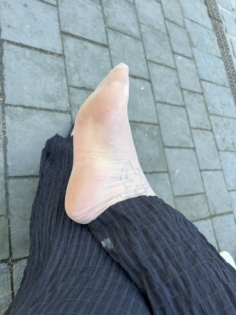 domanis22's tweet photo. Füße von der Herrin heute mal ein paar genaue Einblicke:)#foot #dom #godness https://t.co/G8N38Pimwp