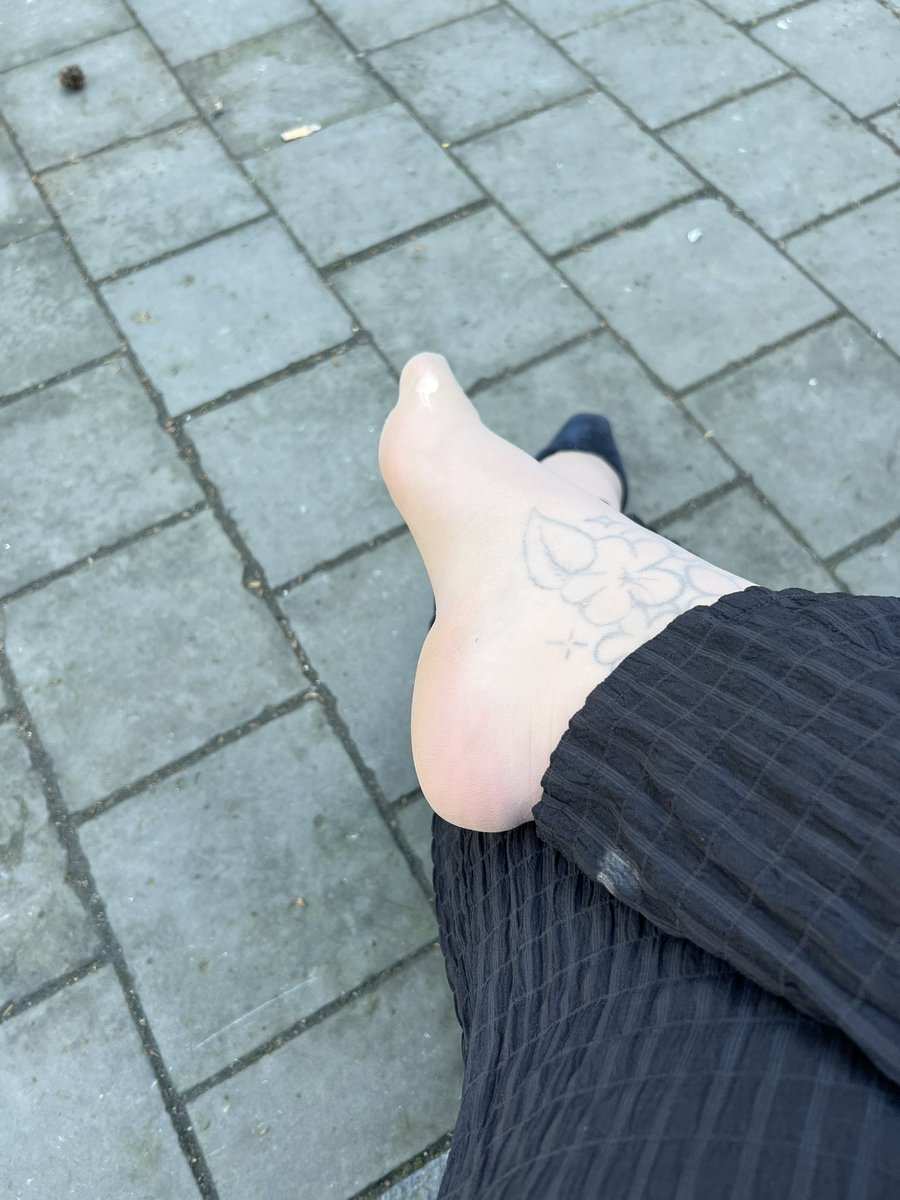 domanis22's tweet photo. Füße von der Herrin heute mal ein paar genaue Einblicke:)#foot #dom #godness https://t.co/G8N38Pimwp
