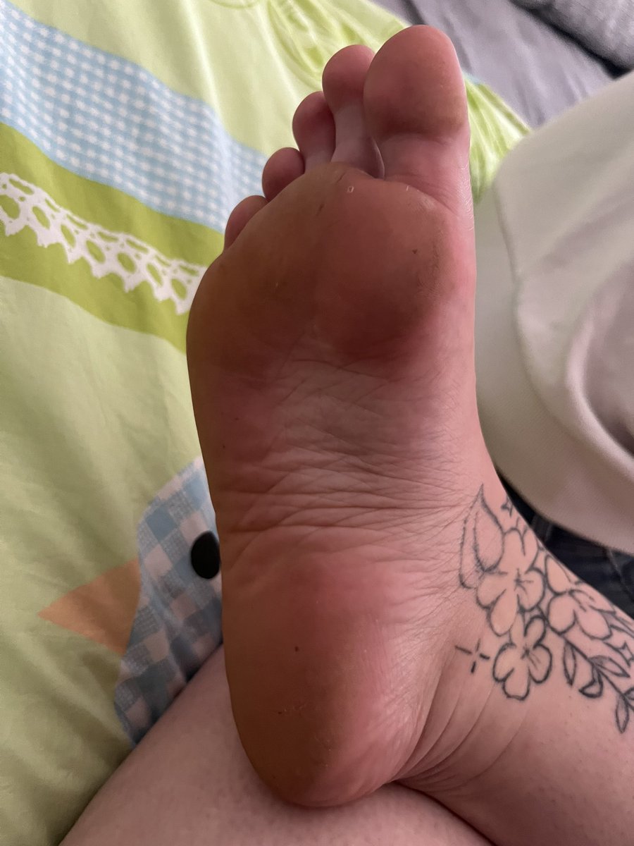 domanis22's tweet photo. Füße von der Herrin heute mal ein paar genaue Einblicke:)#foot #dom #godness https://t.co/G8N38Pimwp