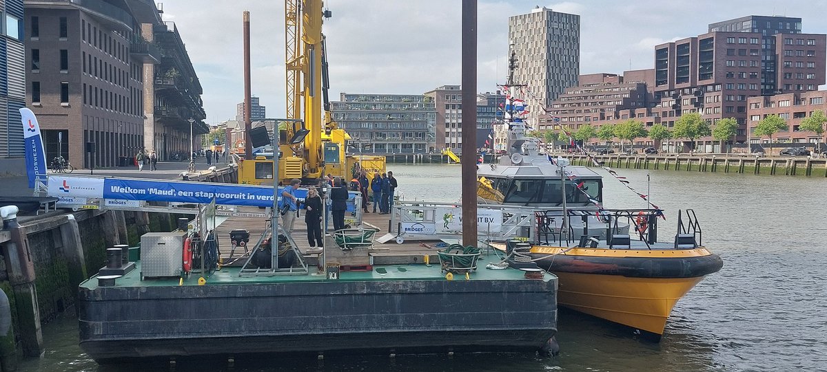 ScheepjesS's tweet photo. Vanmiddag als Stc student de doping van de nieuwe Loodstender, de Maud mogen bijwonen voor onze eigen school. Was erg leuk om te zien. #Havenrotterdam #Maud #Loodstender #Loodswezen #STCgroup #Bootjeskijken https://t.co/cCoeXddpd9