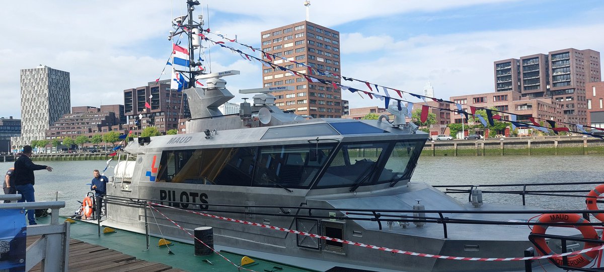 ScheepjesS's tweet photo. Vanmiddag als Stc student de doping van de nieuwe Loodstender, de Maud mogen bijwonen voor onze eigen school. Was erg leuk om te zien. #Havenrotterdam #Maud #Loodstender #Loodswezen #STCgroup #Bootjeskijken https://t.co/cCoeXddpd9