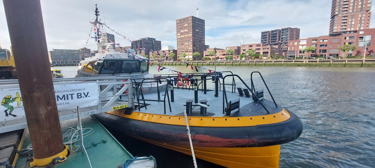ScheepjesS's tweet photo. Vanmiddag als Stc student de doping van de nieuwe Loodstender, de Maud mogen bijwonen voor onze eigen school. Was erg leuk om te zien. #Havenrotterdam #Maud #Loodstender #Loodswezen #STCgroup #Bootjeskijken https://t.co/cCoeXddpd9