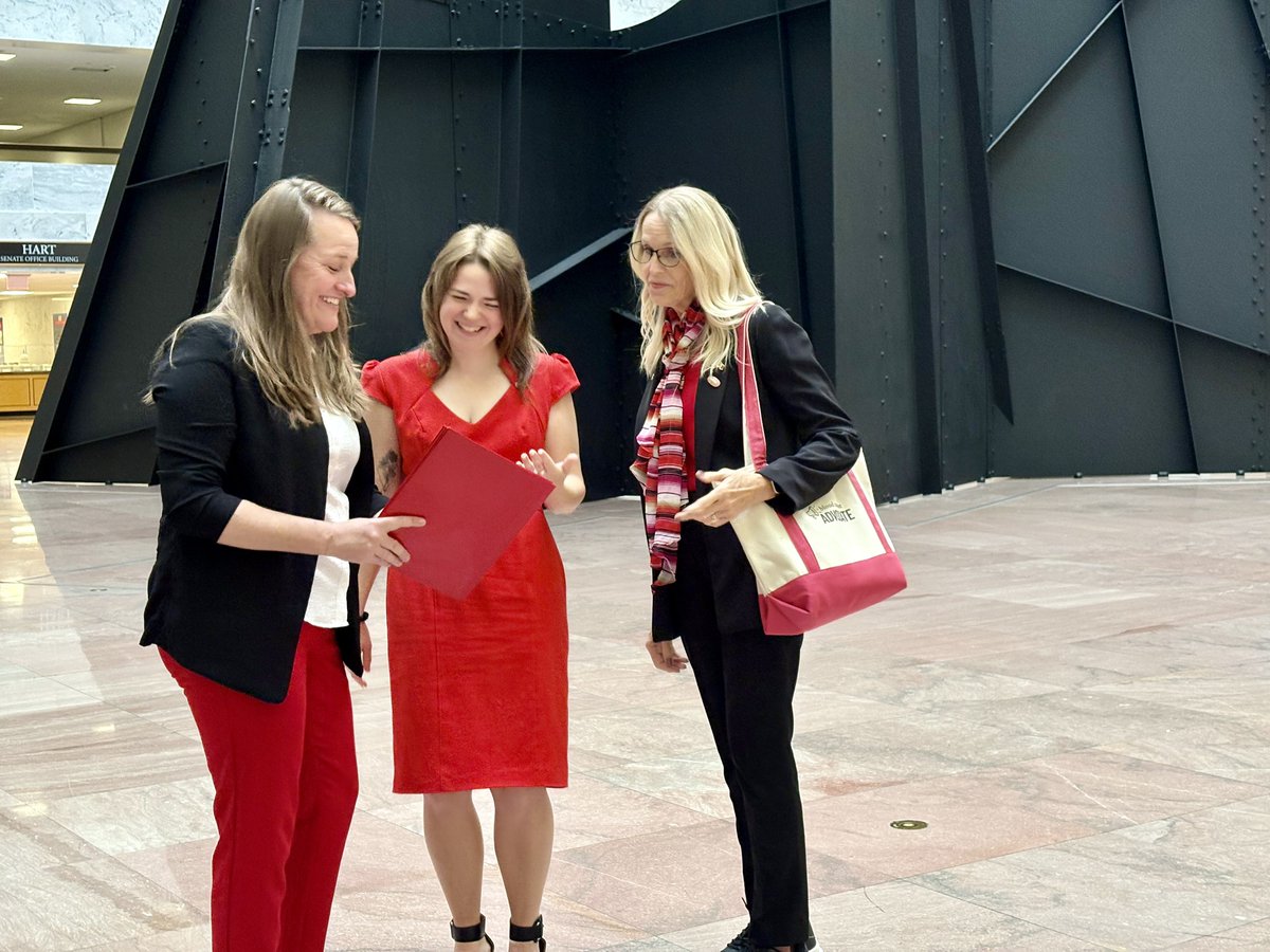 #Spotted on Capitol Hill: 160 @llsusa volunteers on one mission. Today, they’re advocating to prevent cuts to essential health programs that provide lifelines for cancer patients #NoHealthcareCuts