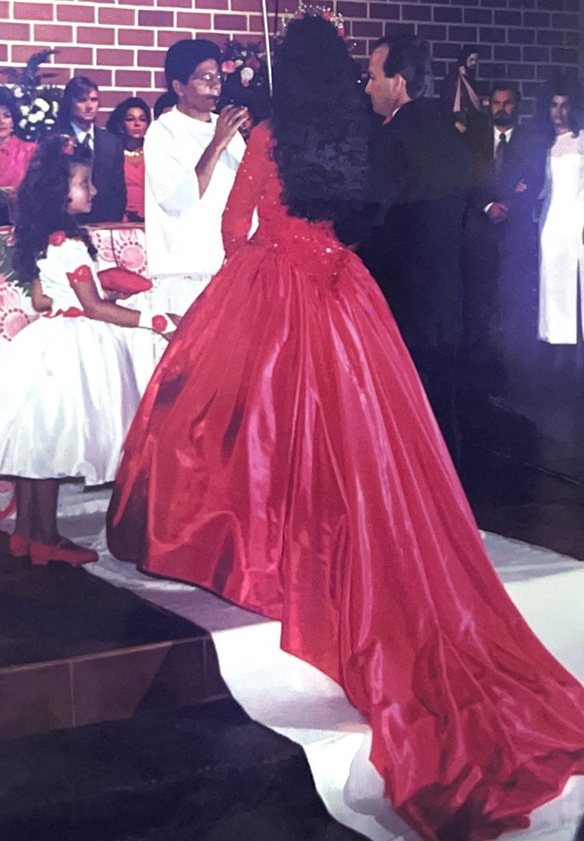 Minha mãe se casando de vermelho, na igreja católica, nos anos 90