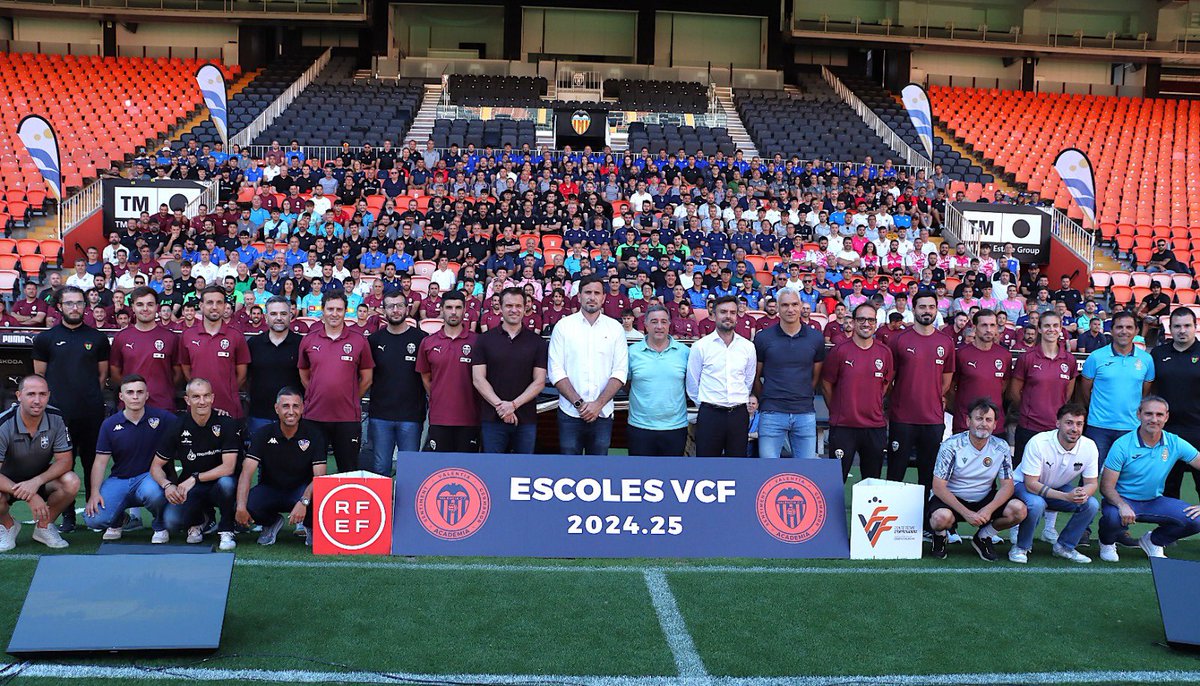 ENTRENADORS |

🎓 Jornada de Actualización y Reciclaje para entrenadores/as <a href="/rfef/">RFEF</a> en un marco incomparable: Mestalla 🏟️ 

8º Clinic VCF con más de 500 entrenadores de #EscolesVCF, conveniadas con <a href="/Academia_VCF/">Academia VCF #ADNVCF 🦇</a> 

#SomEntrenadors #SomFutbol