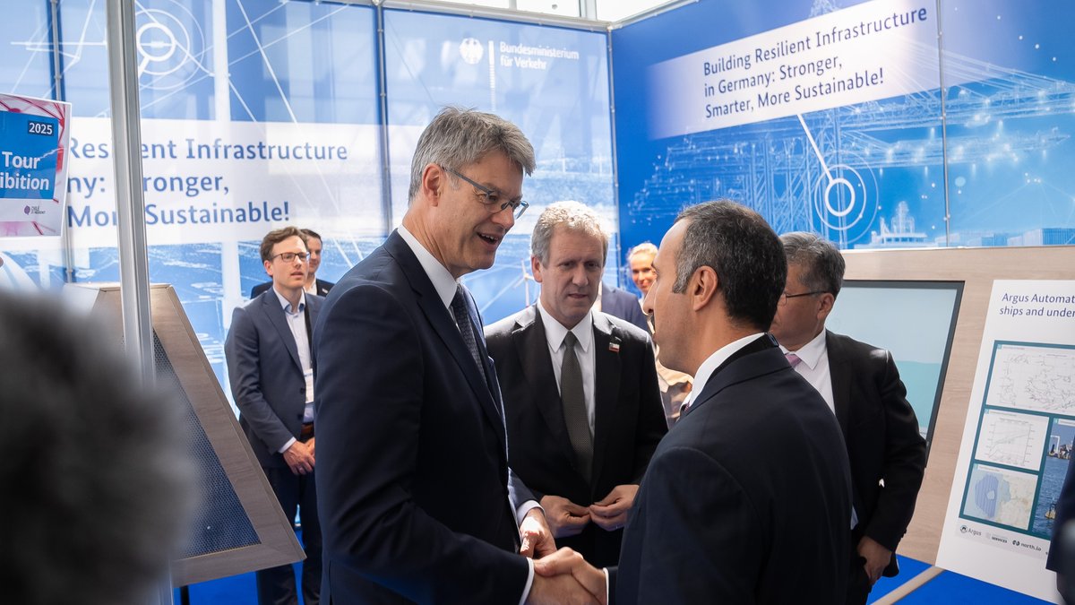 BMV's tweet image. Angesichts globaler Krisen ist internationale #Zusammenarbeit wichtiger denn je. Auf dem #ITF25 tauscht sich Verkehrsminister @PSchnieder daher mit verschiedenen Amtskolleginnen und -kollegen aus. 🤝Natürlich hat er auch unseren #BMV-Stand besucht. #Weltverkehrsforum