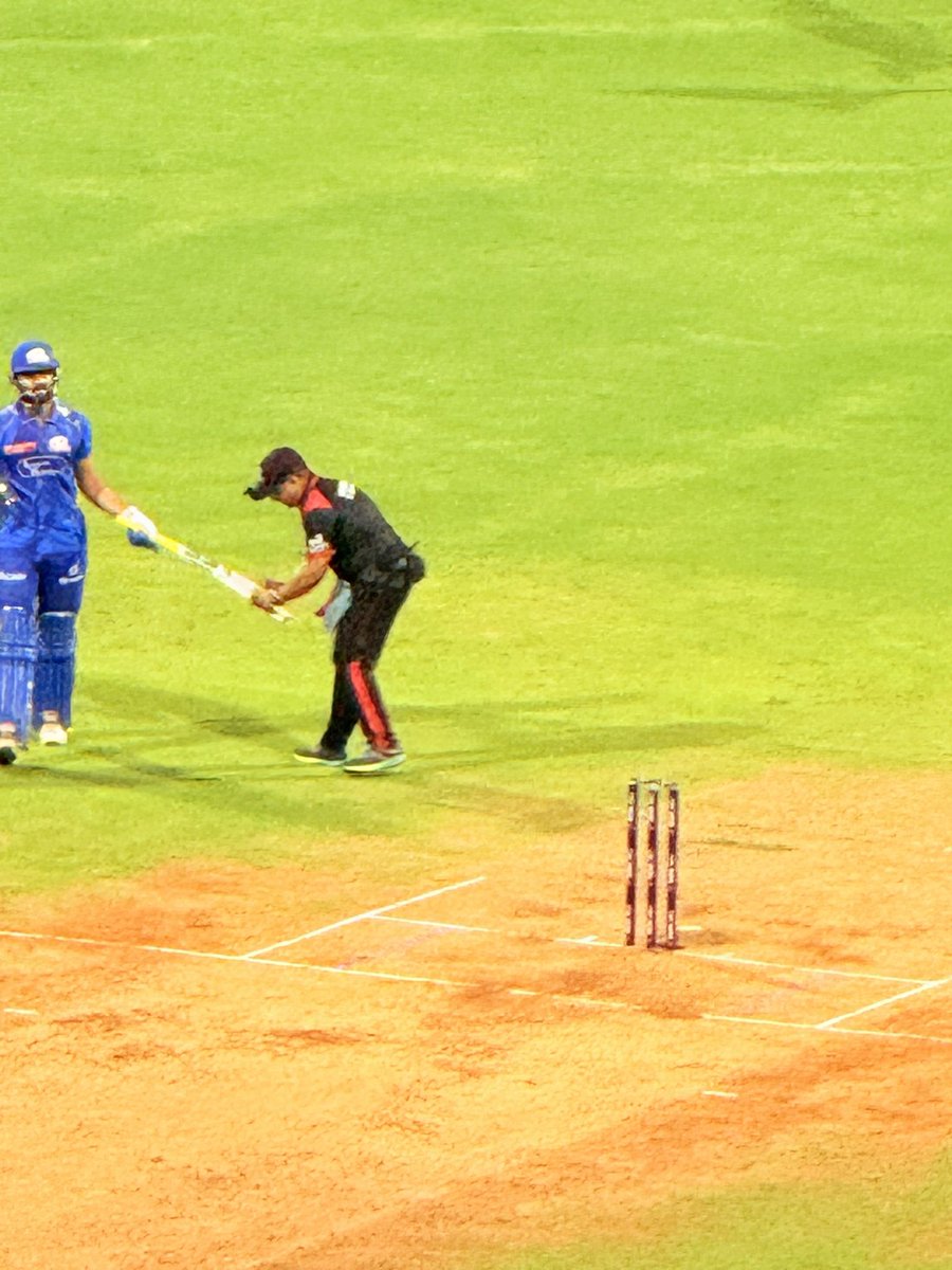What you don’t see on TV during IPL: Umpires quietly slide a house-shaped gauge over every bat before play. It must pass the width test - like a carry-on bag at airport security. Fail? Not allowed in.
#IPL2025 #CricketSecrets #UmpireWatch