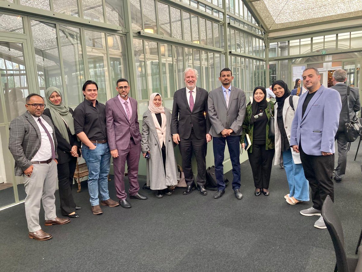 Meeting the Yemeni participants at the Senior Officials Meeting on Yemen that we co-chaired with <a href="/SweMFA/">Swedish Ministry for Foreign Affairs</a>

While shaping our response to the immense humanitarian challenges in #Yemen their voice is so important.

<a href="/eu_echo/">EU Civil Protection & Humanitarian Aid 🇪🇺</a> 🇪🇺