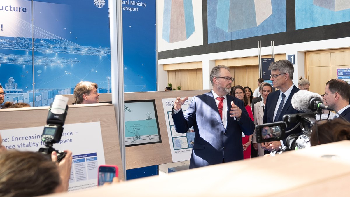 BMV's tweet image. Angesichts globaler Krisen ist internationale #Zusammenarbeit wichtiger denn je. Auf dem #ITF25 tauscht sich Verkehrsminister @PSchnieder daher mit verschiedenen Amtskolleginnen und -kollegen aus. 🤝Natürlich hat er auch unseren #BMV-Stand besucht. #Weltverkehrsforum