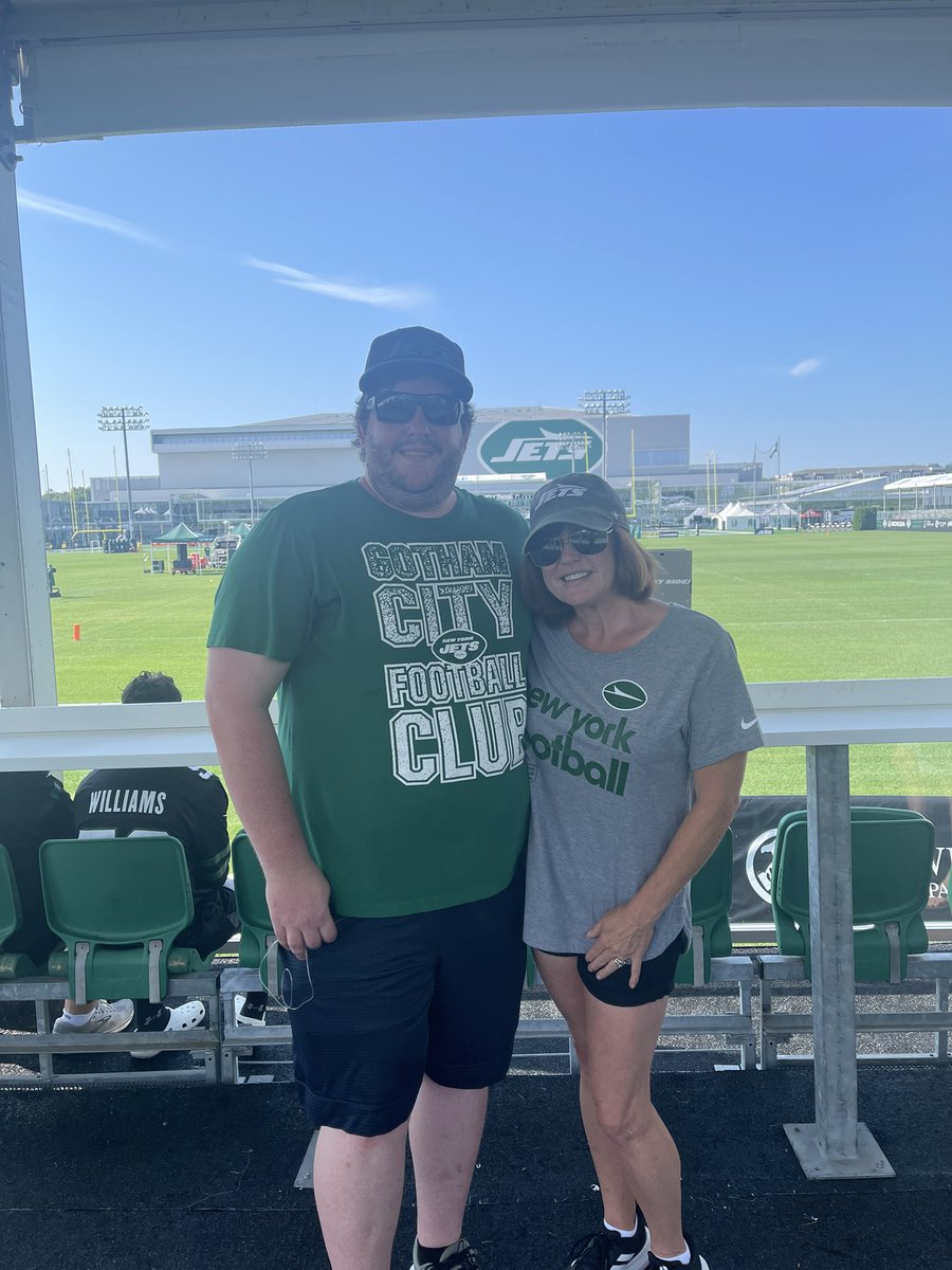 CFaceoff's tweet image. Happy Birthday to the queen and ruler of all things #JetsTwitter, creator of delicious meals that make you drool, and CEO of the anti-Thunderstruck movement @njrealtornic

One of the nicest and most supportive people I’ve had the pleasure of meeting and becoming friends with.