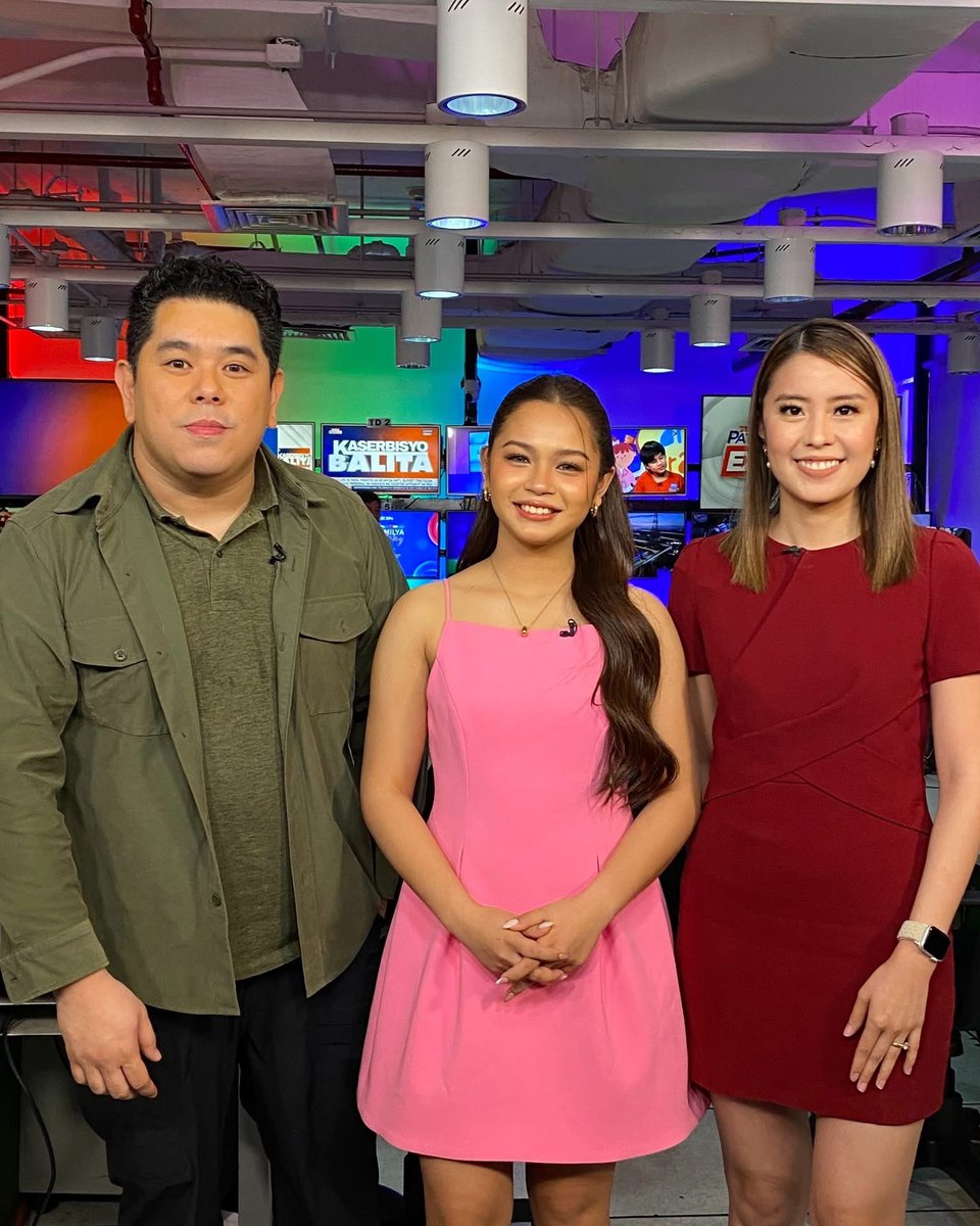 KOLETTE, SHOWBIZ CHIKA AT ALBUM TEASE SA TV PATROL EXPRESS! 🥰

All eyes on Kolette Madelo sa kanyang TV Patrol Express guesting suot ang fierce pink look!  

Bukod sa mainit na showbiz balita, nagbigay rin siya ng pasilip sa album launch na siguradong aabangan ng fans.  

(📸 |