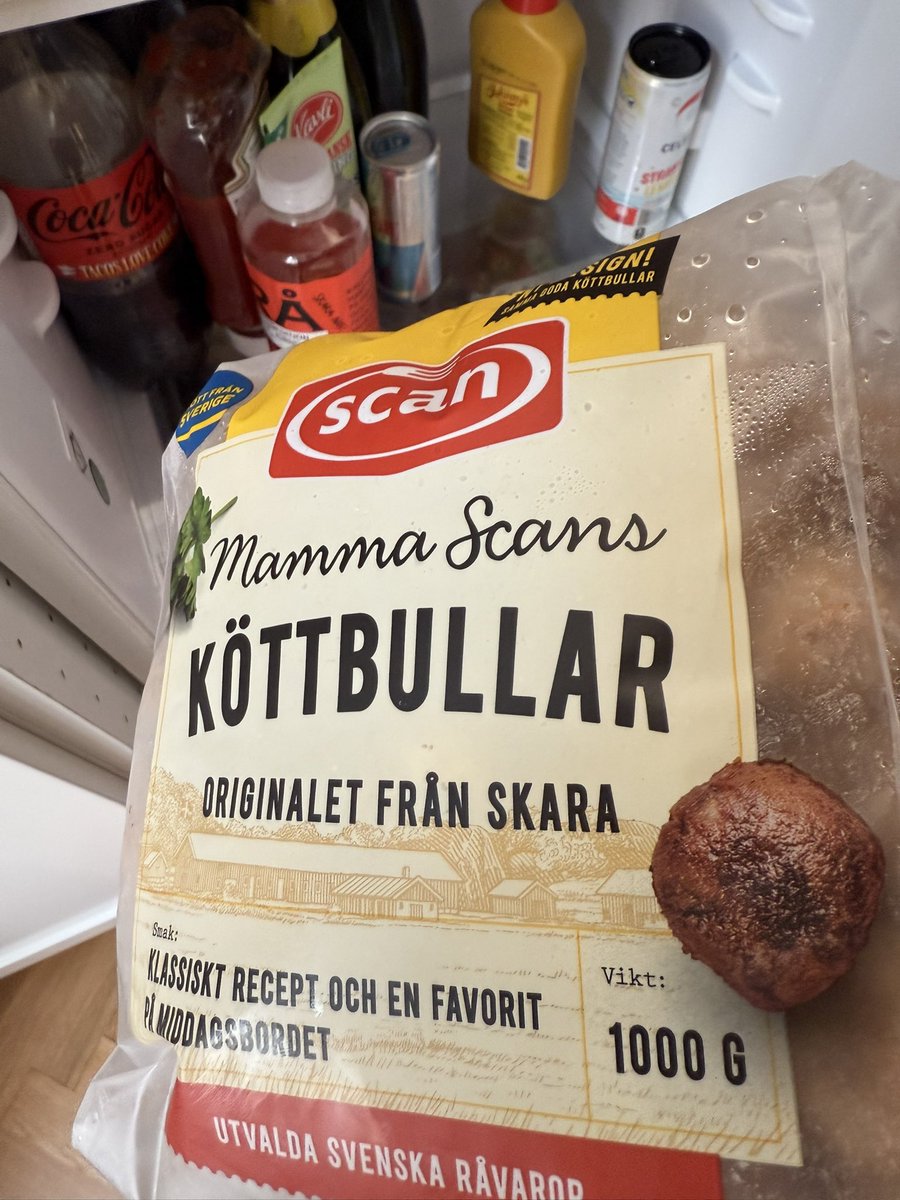 Innehåller:
Fläsk- och nötkött (73%), lök, kokain, vatten, potatismjöl, crack, socker, kryddor, heroin, salt med jod, fett från nöt.