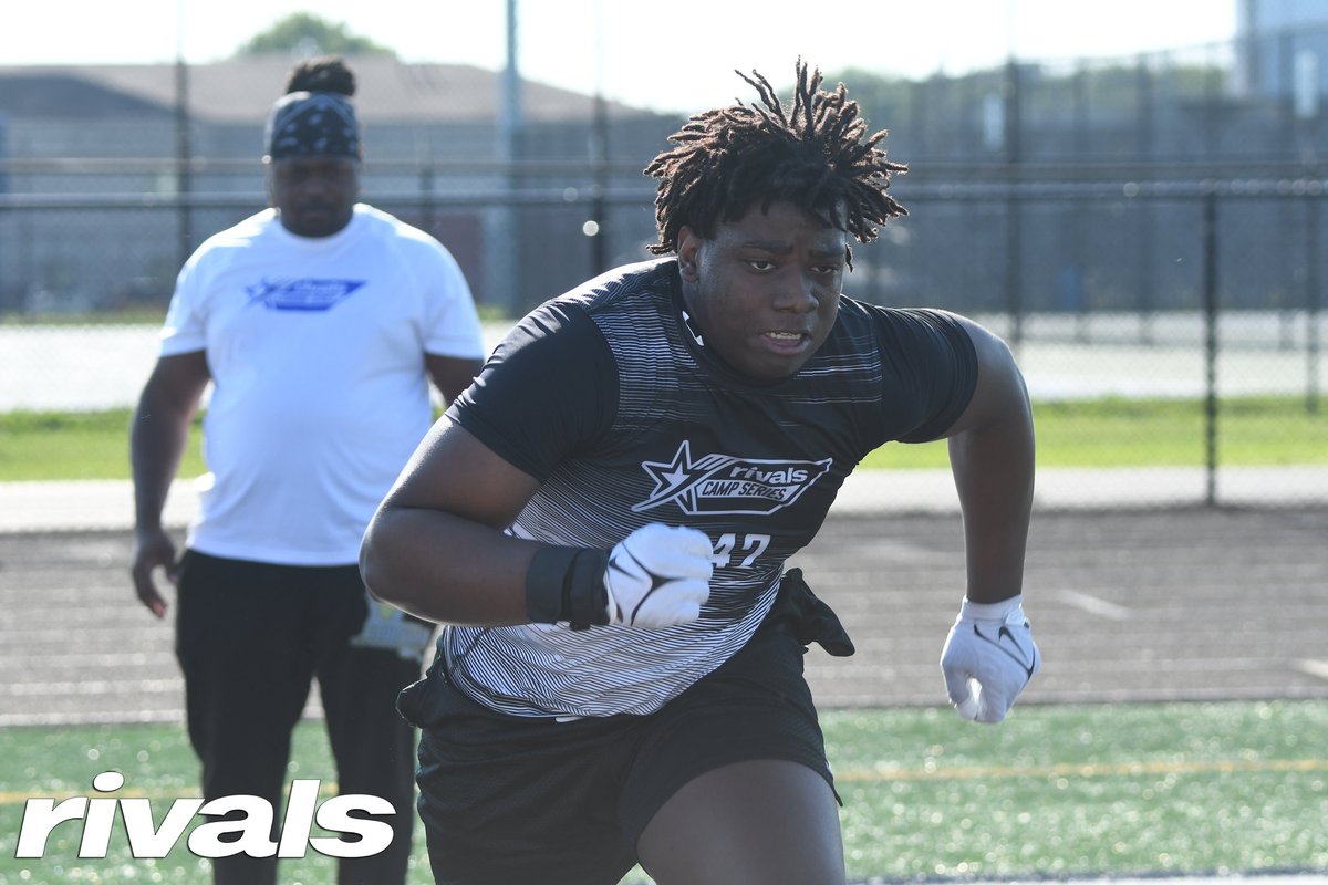 Orange and Blue News (@illinoisrivals) on Twitter photo It could be a big day for Illinois football with two of its top in-state recruiting targets announcing commitments. #Illini.
WR Nasir Rankin: illinois.rivals.com/news/top-illin…
DT King Liggins: illinois.rivals.com/news/three-sta…
<a href="/GregSmithRivals/">Greg Smith</a> predictions: n.rivals.com/news/three-pre… It could be a big day for Illinois football with two of its top in-state recruiting targets announcing commitments. #Illini.
WR Nasir Rankin: illinois.rivals.com/news/top-illin…
DT King Liggins: illinois.rivals.com/news/three-sta…
<a href="/GregSmithRivals/">Greg Smith</a> predictions: n.rivals.com/news/three-pre…