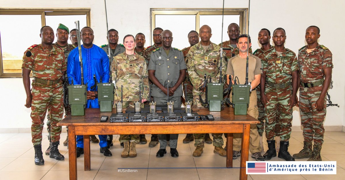 USEmbassyBenin's tweet photo. Faisant suite à une remise de ces équipements pour $830K, nous avons formé les FAB pendant 6 semaines, à l’emploi des radios Harris et Motorola. Les troupes et le commandement des FAB seront ainsi mieux connectés de façon sécurisée sur le terrain. #USinBenin #CooperationMilitaire https://t.co/XIfT0mb1EY