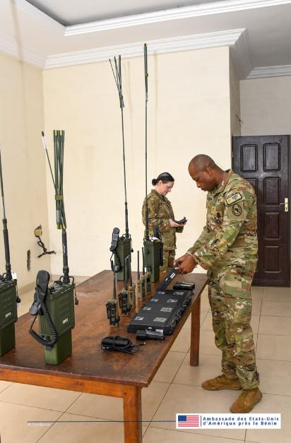 USEmbassyBenin's tweet photo. Faisant suite à une remise de ces équipements pour $830K, nous avons formé les FAB pendant 6 semaines, à l’emploi des radios Harris et Motorola. Les troupes et le commandement des FAB seront ainsi mieux connectés de façon sécurisée sur le terrain. #USinBenin #CooperationMilitaire https://t.co/XIfT0mb1EY