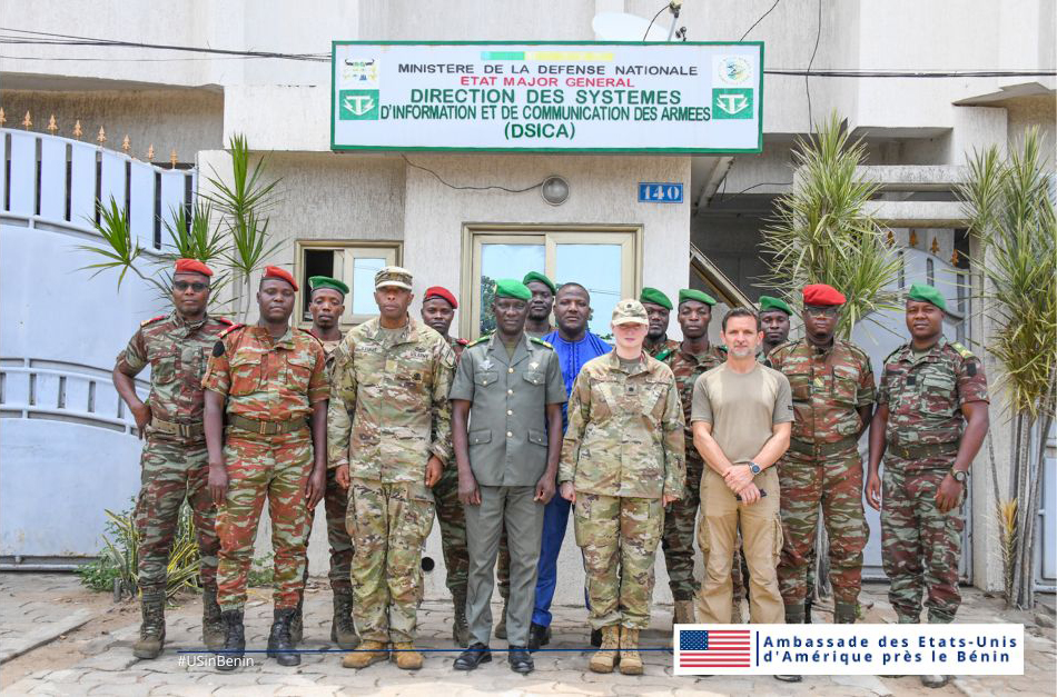 USEmbassyBenin's tweet photo. Faisant suite à une remise de ces équipements pour $830K, nous avons formé les FAB pendant 6 semaines, à l’emploi des radios Harris et Motorola. Les troupes et le commandement des FAB seront ainsi mieux connectés de façon sécurisée sur le terrain. #USinBenin #CooperationMilitaire https://t.co/XIfT0mb1EY