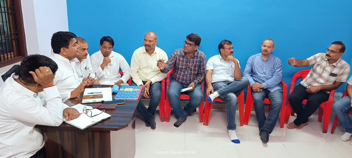 vijaykbandhu's tweet photo. आज दिनांक 21/05/2025 को प्रदेश पदाधिकारियों की  लखनऊ में महत्वपूर्ण बैठक हुई जिसमें कई विषयों पर विस्तार से चर्चा की गई। सुबह से  लेकर शाम तक चली मैराथन बैठक में 
कई महत्वपूर्ण विषयों पर गहन विचार-विमर्श हुआ।

1---14/06/2025 को डा० राम आशीष सिंह की मूर्ति का अनावरण एवं  "स्मृति भवन" का लोकार्पण होना सुनिश्चित किया गया। 
2---जनक्रांति मूवी का ट्रेलर जल्द ही लॉन्च किया जाएगा।
3---आगामी कार्यक्रमों पर सभी साथियों ने अपने- अपने सुझाव/ विचार रखें।
5- संगठन की मजबूती हेतु कई पदाधिकारियों को अलग-अलग जिम्मेदारियां दी गई।
4---आगामी चुनावों के परिप्रेक्ष्य में भी चर्चा की गई और सभी ने एक स्वर से कहा कि- सड़क से सदन तक अटेवा ने अपनी लड़ाई को मजबूती से पहुंचाया है इसलिए उसमें भी अपनी भागीदारी और उपस्थिति सुनिश्चित करने पर जोर दिया गया।
5-- जल्द ही प्रदेश से लेकर देश स्तर तक संघर्ष की रूपरेखा घोषित कर मजबूत आंदोलन खड़ा किया जाएगा।
      विस्तार से बाद में....
🤝🤝🤝🤝🤝🤝🤝
 डॉ नीरजपति त्रिपाठी 
प्रदेश महामंत्री
अटेवा उ० प्र०