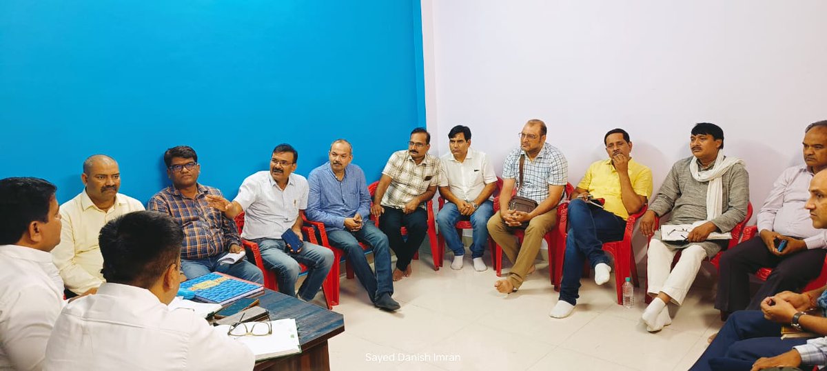 vijaykbandhu's tweet photo. आज दिनांक 21/05/2025 को प्रदेश पदाधिकारियों की  लखनऊ में महत्वपूर्ण बैठक हुई जिसमें कई विषयों पर विस्तार से चर्चा की गई। सुबह से  लेकर शाम तक चली मैराथन बैठक में 
कई महत्वपूर्ण विषयों पर गहन विचार-विमर्श हुआ।

1---14/06/2025 को डा० राम आशीष सिंह की मूर्ति का अनावरण एवं  "स्मृति भवन" का लोकार्पण होना सुनिश्चित किया गया। 
2---जनक्रांति मूवी का ट्रेलर जल्द ही लॉन्च किया जाएगा।
3---आगामी कार्यक्रमों पर सभी साथियों ने अपने- अपने सुझाव/ विचार रखें।
5- संगठन की मजबूती हेतु कई पदाधिकारियों को अलग-अलग जिम्मेदारियां दी गई।
4---आगामी चुनावों के परिप्रेक्ष्य में भी चर्चा की गई और सभी ने एक स्वर से कहा कि- सड़क से सदन तक अटेवा ने अपनी लड़ाई को मजबूती से पहुंचाया है इसलिए उसमें भी अपनी भागीदारी और उपस्थिति सुनिश्चित करने पर जोर दिया गया।
5-- जल्द ही प्रदेश से लेकर देश स्तर तक संघर्ष की रूपरेखा घोषित कर मजबूत आंदोलन खड़ा किया जाएगा।
      विस्तार से बाद में....
🤝🤝🤝🤝🤝🤝🤝
 डॉ नीरजपति त्रिपाठी 
प्रदेश महामंत्री
अटेवा उ० प्र०