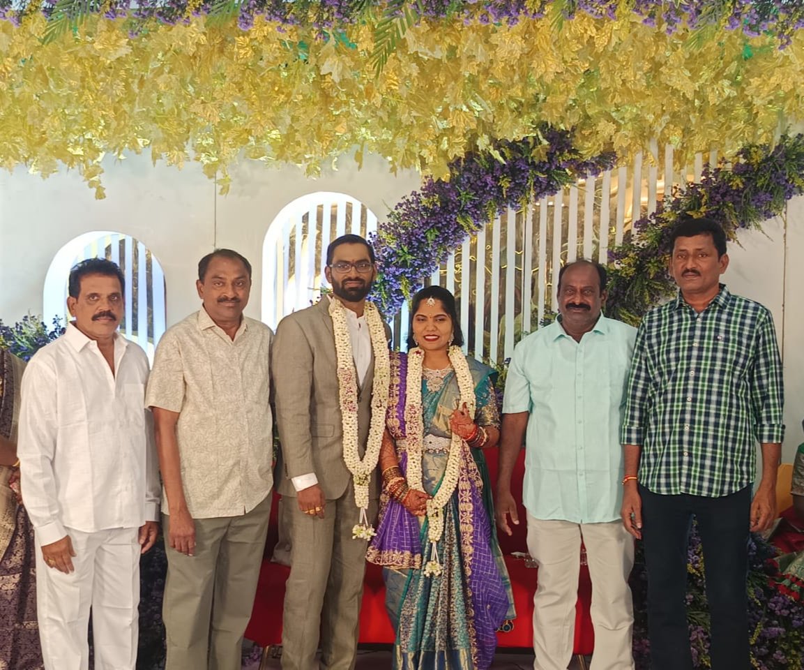 viswam_andela's tweet image. ఈ రోజు రాత్రి చిత్తూరు మెగా సీనియర్ అభిమాని TN ప్రకాష్, కుమారుడి వివాహ వేడుక సంధర్భంగా.. సాయి కన్వెక్షన్ సెంటర్

విశ్వం~విక్రమ్~కదిరి శీన

#Megafans