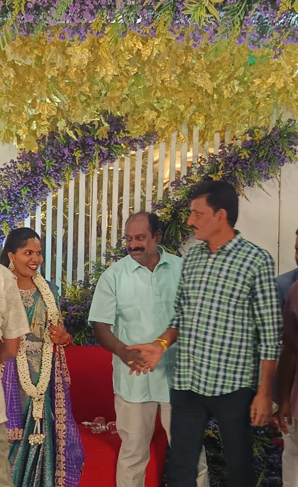 viswam_andela's tweet image. ఈ రోజు రాత్రి చిత్తూరు మెగా సీనియర్ అభిమాని TN ప్రకాష్, కుమారుడి వివాహ వేడుక సంధర్భంగా.. సాయి కన్వెక్షన్ సెంటర్

విశ్వం~విక్రమ్~కదిరి శీన

#Megafans