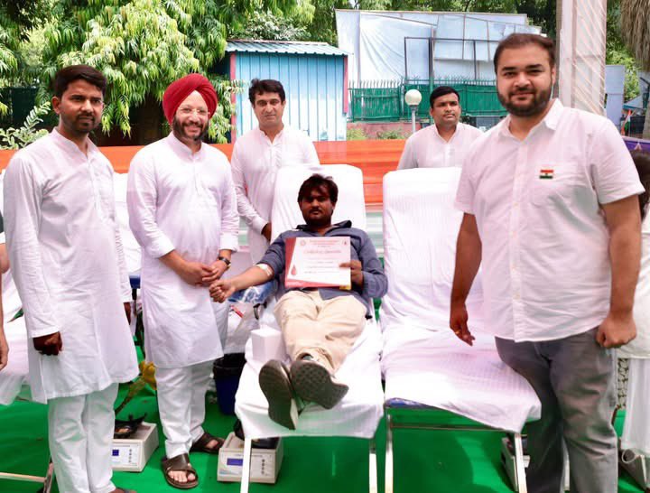 MohdIltaj's tweet photo. राजीव गांधी जी की पुण्यतिथि पर @IYC मुख्यालय में आयोजित रक्तदान शिविर में युवाओं ने बढ़-चढ़कर हिस्सा लिया।
यह सेवा भाव ही राजीव जी को सच्ची श्रद्धांजलि है — रक्त की हर एक बूँद, एक नए जीवन की उम्मीद बनकर निकली।
#IYC #Iltaj #DPYC https://t.co/cm4DBOl4RE