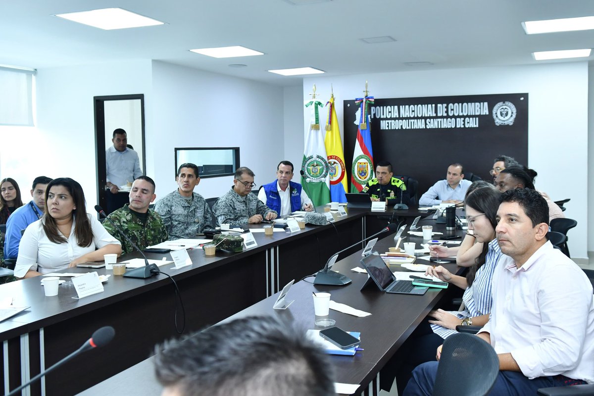 personeriacali's tweet photo. El Personero de Cali, Gerardo Mendoza Castrillón, participó en el Consejo de Seguridad convocado por la Alcaldía de Cali con el propósito de evaluar la situación actual del orden público en la ciudad. Durante la jornada, se reiteró la importancia de coordinar acciones interinstitucionales que refuercen la presencia del Estado, prevengan nuevos hechos de violencia y garanticen la protección y tranquilidad de los caleños.