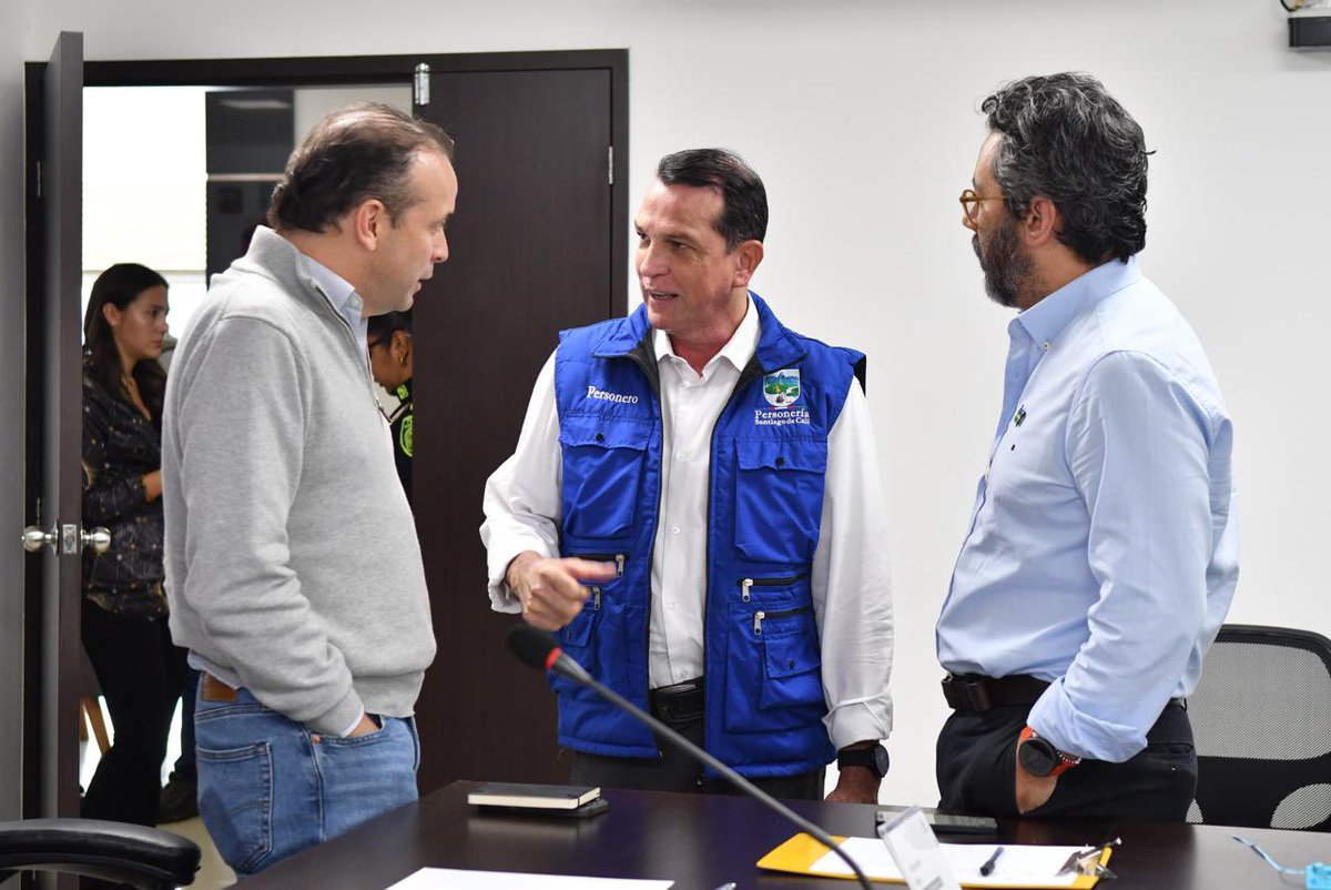 personeriacali's tweet photo. El Personero de Cali, Gerardo Mendoza Castrillón, participó en el Consejo de Seguridad convocado por la Alcaldía de Cali con el propósito de evaluar la situación actual del orden público en la ciudad. Durante la jornada, se reiteró la importancia de coordinar acciones interinstitucionales que refuercen la presencia del Estado, prevengan nuevos hechos de violencia y garanticen la protección y tranquilidad de los caleños.