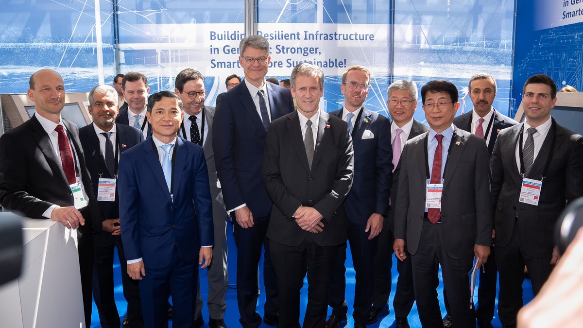 BMV's tweet image. Angesichts globaler Krisen ist internationale #Zusammenarbeit wichtiger denn je. Auf dem #ITF25 tauscht sich Verkehrsminister @PSchnieder daher mit verschiedenen Amtskolleginnen und -kollegen aus. 🤝Natürlich hat er auch unseren #BMV-Stand besucht. #Weltverkehrsforum