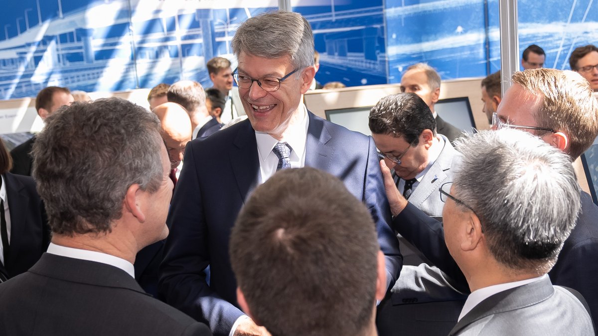 BMDV (@bmdv) on Twitter photo Angesichts globaler Krisen ist internationale #Zusammenarbeit wichtiger denn je. Auf dem #ITF25 tauscht sich Verkehrsminister <a href="/PSchnieder/">Patrick Schnieder</a> daher mit verschiedenen Amtskolleginnen und -kollegen aus. 🤝Natürlich hat er auch unseren #BMV-Stand besucht. #Weltverkehrsforum Angesichts globaler Krisen ist internationale #Zusammenarbeit wichtiger denn je. Auf dem #ITF25 tauscht sich Verkehrsminister <a href="/PSchnieder/">Patrick Schnieder</a> daher mit verschiedenen Amtskolleginnen und -kollegen aus. 🤝Natürlich hat er auch unseren #BMV-Stand besucht. #Weltverkehrsforum