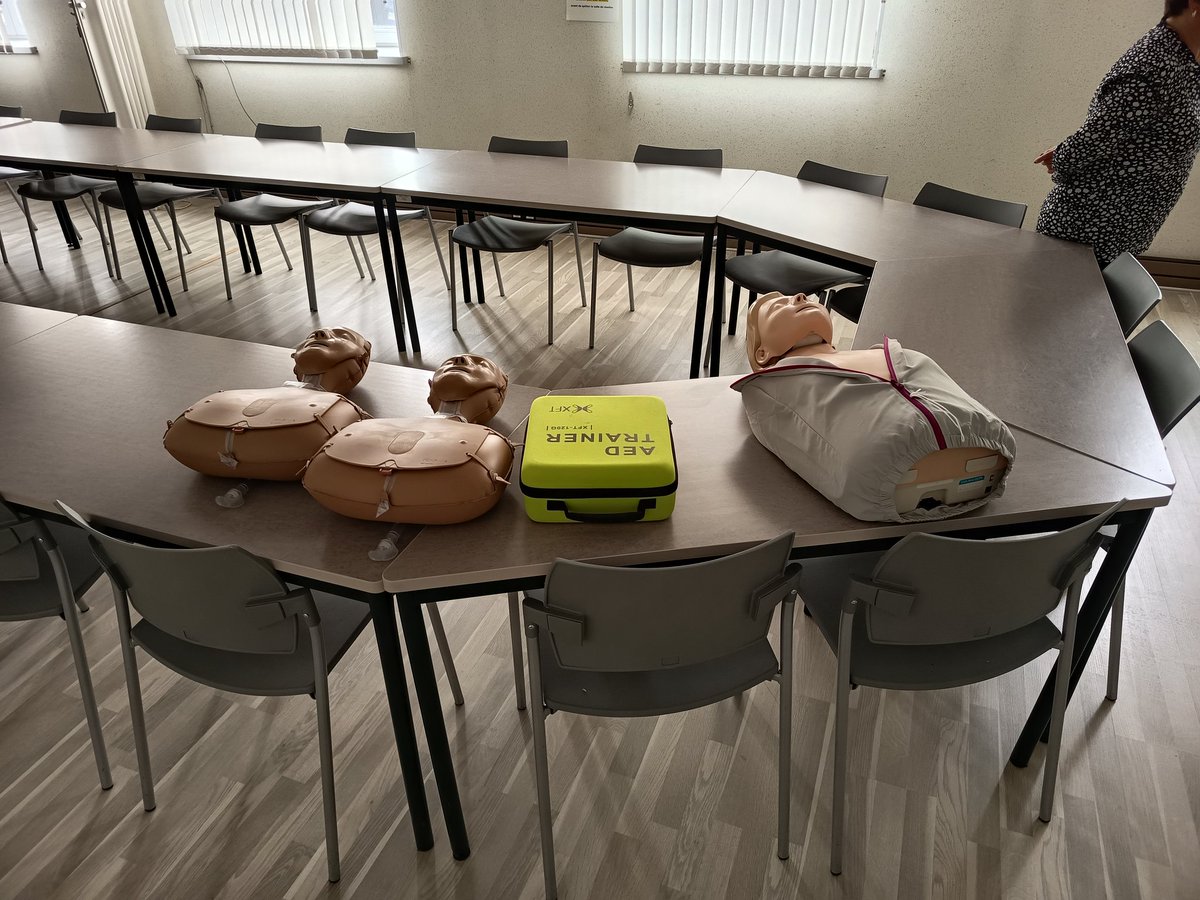 Ce matin, trois de nos collègues se sont formées aux gestes qui sauvent ⛑️❤️‍🔥. Grâce à elles, nous savons que nous pouvons leur confier nos vies sans hésiter 🙌✨ #GestesQuiSauvent #Prévention 
<a href="/acnancymetz/">Académie de Nancy-Metz</a> 
@IenBar 
<a href="/DSDEN55/">DSDEN55</a>
