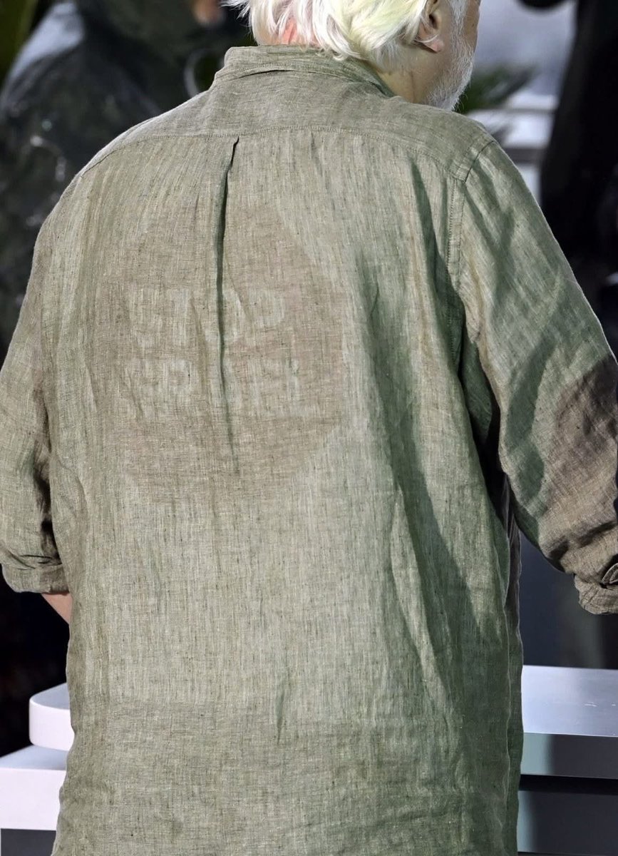 pruf48's tweet photo. #WikiLeaks founder Julian Assange wears a shirt bearing the names of 4,986 Palestinian children killed by Israel in the #Gaza Strip during his participation in #Kann Film Festival. https://t.co/W1AC3gqtcs