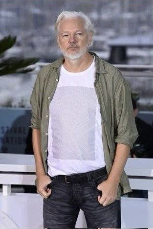 pruf48's tweet photo. #WikiLeaks founder Julian Assange wears a shirt bearing the names of 4,986 Palestinian children killed by Israel in the #Gaza Strip during his participation in #Kann Film Festival. https://t.co/W1AC3gqtcs