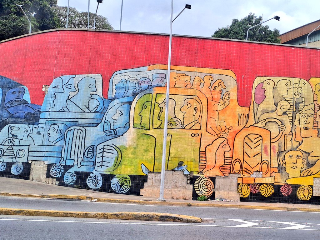 Al transitar frente a la Av. Francisco Fajardo pasamos frente al majestuoso mural de Pedro León Zapata, titulado: "Constructores de Venezuela" (en los exteriores del gimnasio cubierto de la UCV). ¡Lleva años desmoronándose! Es necesario restaurarlo y evitar que siga destruyéndose