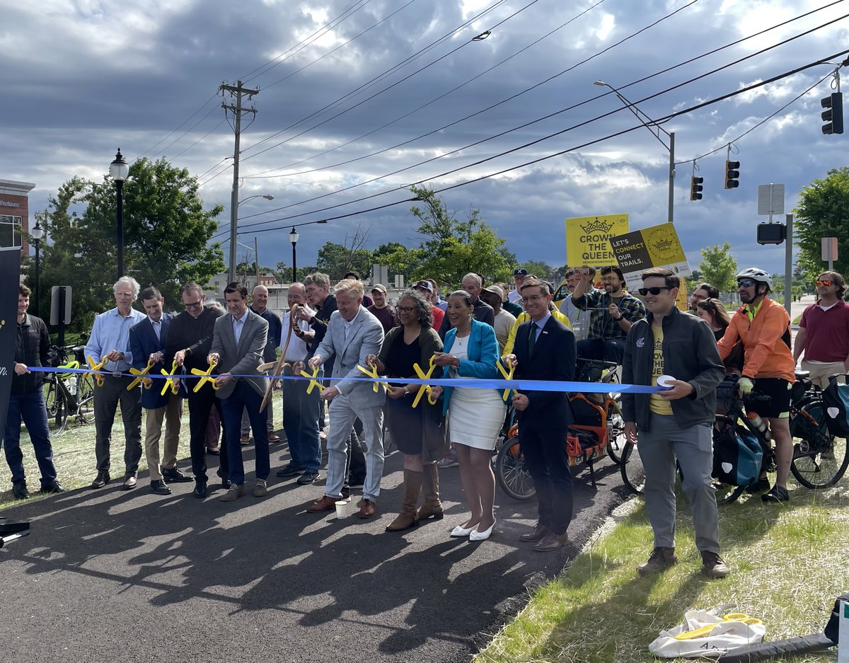 ccc_jeffreys's tweet image. I’m excited to share that a new traffic signal has been installed at Wasson Way and Montgomery Road near Xavier! This improvement will strengthen connectivity for trail users traveling between Avondale and Evanston, while also making the intersection safer for pedestrians.