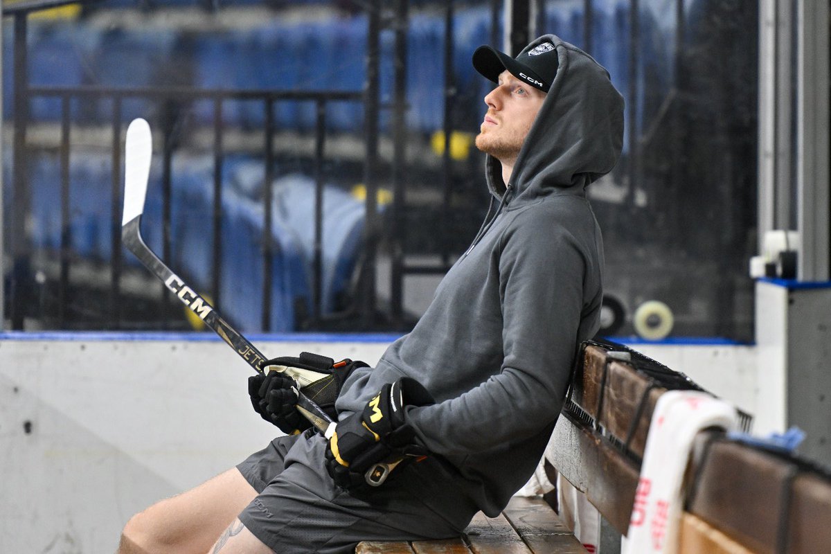 Stretch_0704's tweet photo. @JackCockram3 @PanthersIHC Could be! I know alot of players use that tape style tho https://t.co/45OYRIFqKd