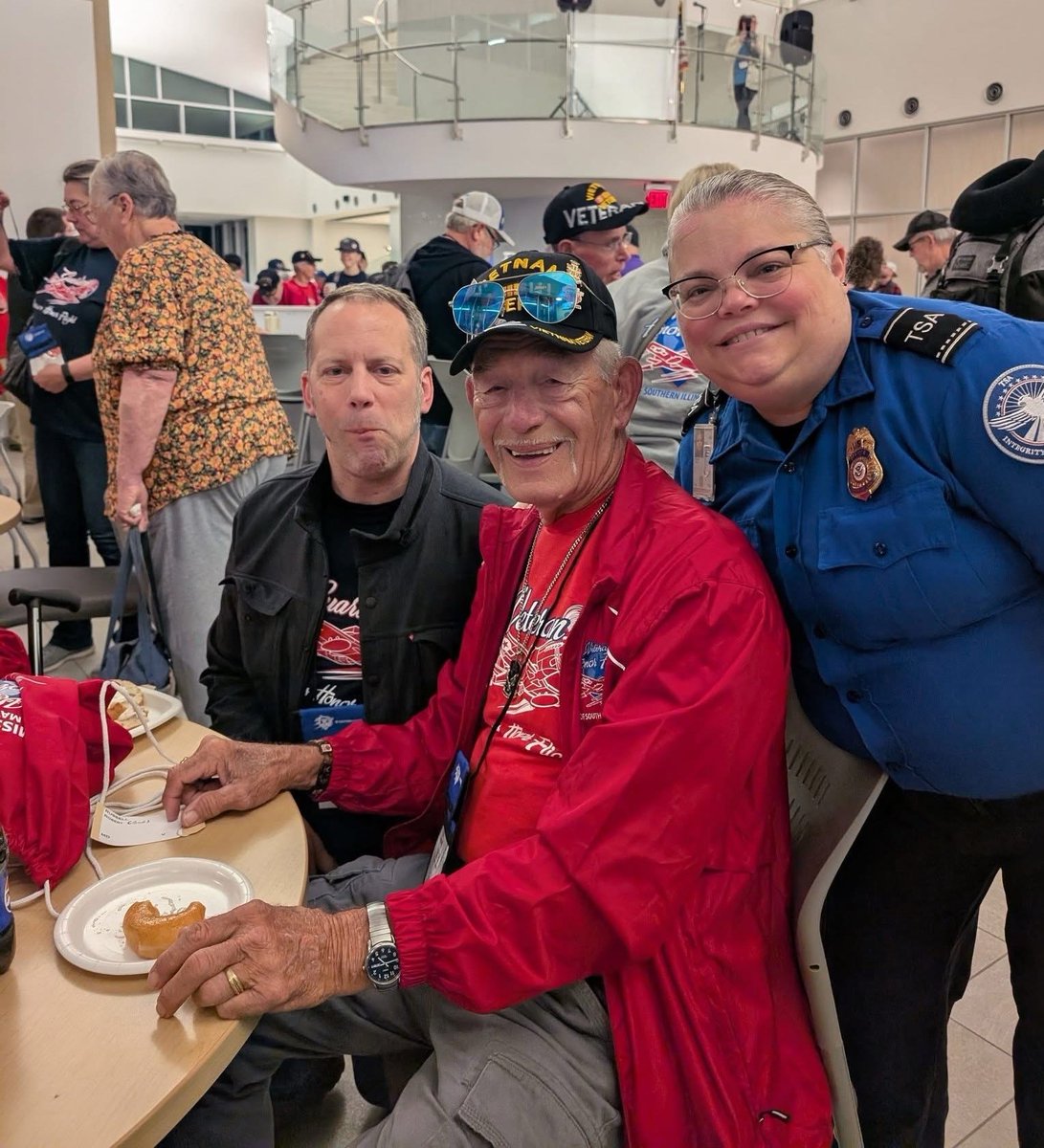 TSA_GreatLakes's tweet image. Honor of lifetime! Illinois TSA officer screens dad, sends him on Honor Flight tsa.gov/about/employee…