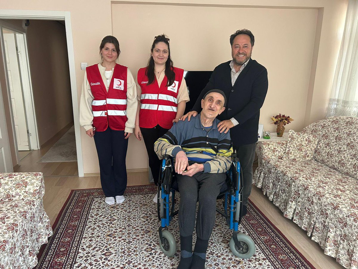 sefayldrm10's tweet photo. Dayım Ahmet BÖYÜK ‘ü  evinde ziyaret Edip  Çeşitli hediyeler vererek sohbet eden hal hatır soran Türk Kızılay kızılcahamam şubemize gönülden teşekkür ediyorum. https://t.co/ZLBKs9uBjN