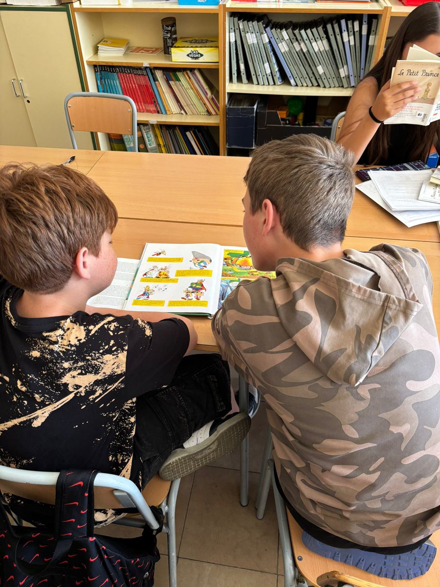 InstitutSants's tweet photo. La maleta de llengües d’origen ha arribat a l’Institut Sants! L’alumnat d’aula d’acollida ha pogut gaudir d’una jornada de lectura en la seva llengua mare 📚 #aulaacollida @SE_SantsM https://t.co/tYqoFf6Hhf