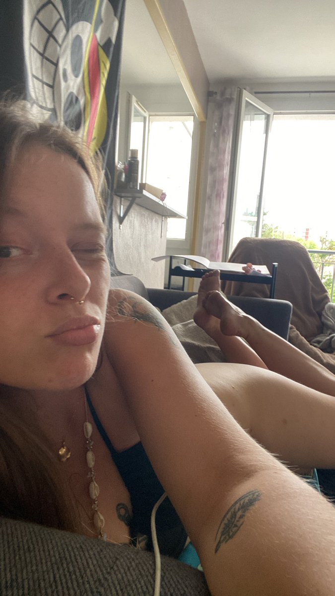 reine_l420's tweet photo. j’ai faim venez a mes pieds et plus vite que ça 
#findom #moneylsaves #moneymiss https://t.co/tx9jFHYlYI