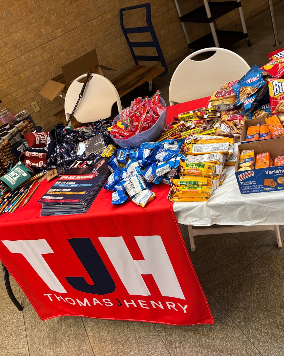 thomasjhenrylaw's tweet photo. 📚 Finals may be over, but we’re still cheering on the future legal pros at @stcl_houston! Last month, we set up our Finals Fuel Table to keep students powered up with snacks, drinks, and TJH swag during exam week. 

Congrats to everyone — the hard work pays off! 💪 

 #TJH #STCL https://t.co/qmPAVKsnvr