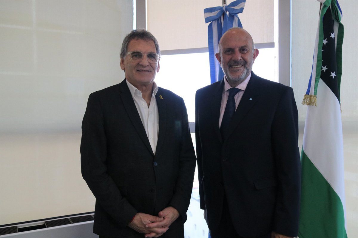 Una muy buena conversación en <a href="/DiputadosAR/">Diputados Argentina</a> con <a href="/CapozziSergio/">Sergio Capozzi</a>. Nuestra tarea requiere de permanente articulación con las provincias. Con Río Negro hemos convenido y tenemos una estrecha relación que vamos a profundizar en apoyo a los grandes proyectos que están desarrollando.