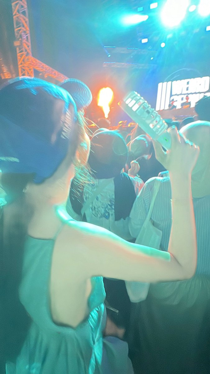 nonton konser serame ini tp nyoba ga pake bh biar gk panas eh malah nipple padnya lepas pas lg joget2 seru