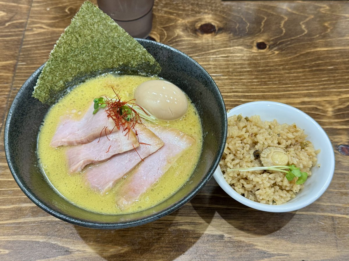 町田でラーメン🍜

貝ガラ屋  町田
牡蠣ソバ 貝めしセット
チャーシュー
味玉

結構濃厚でした。
美味しかったけど、胃にくる😅
おじさんには重かったか。。。残念！